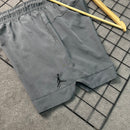 Short Mauricinho Power com Fenda Lateral e Logo Bordada