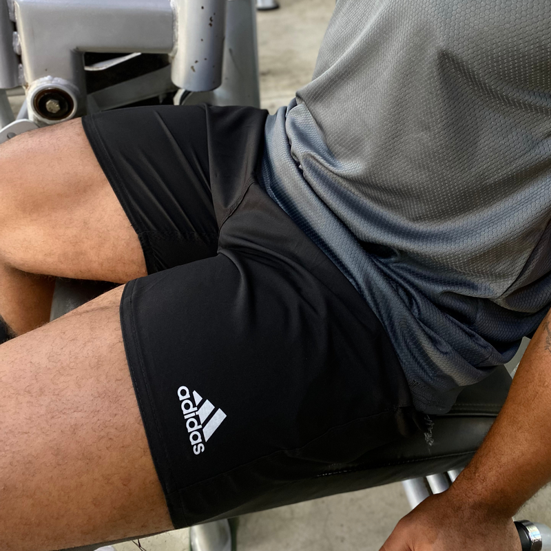 modelo-com-kit-treino-bermuda